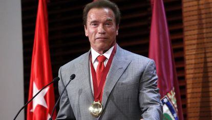 Arnold Schwarzenegger receives his Madrid Destino ambassador medal.
