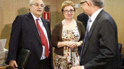 Finance Minister Crist&oacute;bal Montoro (r) with Andreu Mas-Colell and Carmen Mart&iacute;n Aguayo. 