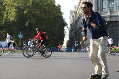 A rollerblader in downtown Madrid.