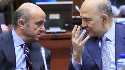 Economy Minister Luis de Guindos (l) and EU Finance Commissioner Pierre Moscovici.