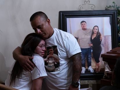 The father and girlfriend of Gustavo Suárez, one of the five young people who were allegedly killed by the military in Nuevo Laredo, Tamaulipas.
