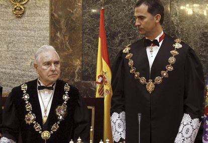 Prince Felipe and Chief Justice Carlos D&iacute;var at Monday&#039;s ceremony.