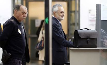 José Antonio Griiñán (right) walks into the Supreme Court on Thursday.
