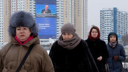 A huge screen broadcasts messages from Russian President Vladimir Putin to the inhabitants of Moscow during his annual press conference held on December 14.