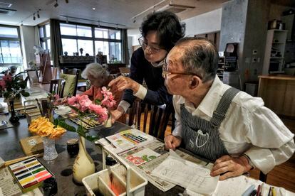Kukita (83) and Kaneko (92) attend the monthly art workshop given by Inada (64). 