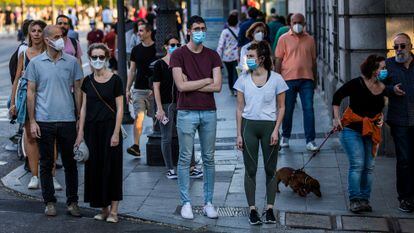 Pedestrians, some wearing masks, on Madrid's Bailen street this weekend.