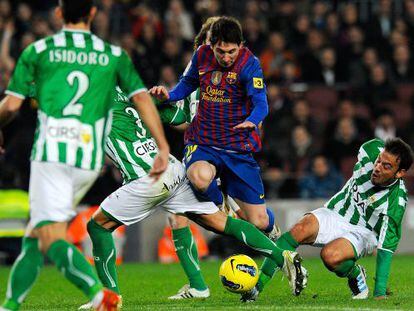 Leo Messi takes the ball round the Betis defense during the teams&rsquo; Liga meeting in January.