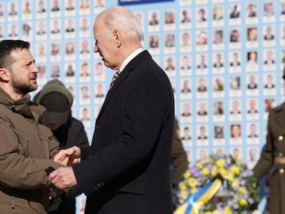 US President Joe Biden (R) is greeted by Ukrainian President Volodymyr Zelenskiy during a visit in Kyiv on February 20, 2023.