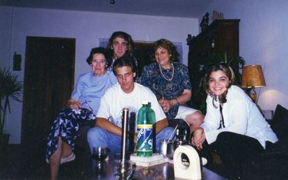 Carlos D&rsquo;El&iacute;a in 1995 when he met his biological family. 