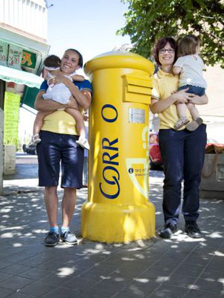 Violeta (r) and Sara have filed complaints about their working conditions at Correos when they were pregnant.