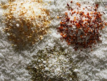 Varieties of salt: white, cayenne, Provencal herbs and garlic, from Añana, San Vicente, Biomaris and Fuencaliente.