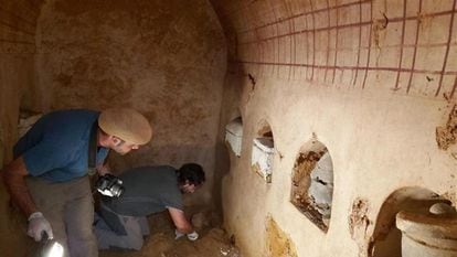 Two researchers inside the mausoleum found in Carmona, circa 2019