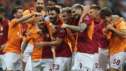 Galatasaray's players celebrate after winning the UEFA Champions League play-offs second leg match between Galatasaray and Molde in Istanbul, Turkey, 29 August 2023.