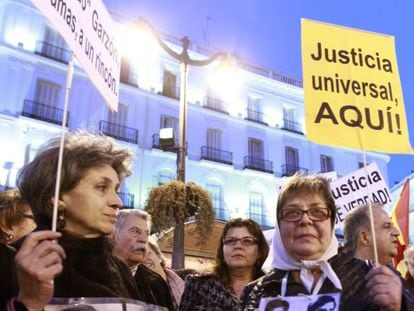 Two women carry banners in support of Judge Garz&oacute;n in Madrid&#039;s Puerta del Sol square.