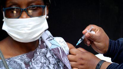 A woman getting a dose of a Covid-19 vaccine in Johannesburg (South Africa) on August 20.