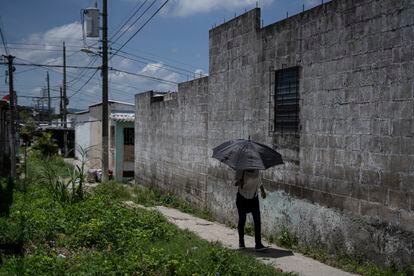 A resident walks at the end of the La Fuente passageway, one of the most dangerous areas of the Cimas de San Bartolo housing development. 