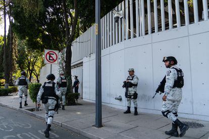 National Guard agents outside the Attorney General's Office in Mexico City, where Guzmán was transferred.