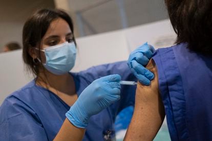 Health worker administering a vaccine in Seville.