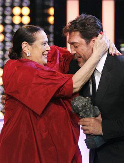 Terele Pávez receives the Best Supporting Actress award from Javier Bardem for he rorle in 'Las Brujas de Zugarramurdi'.