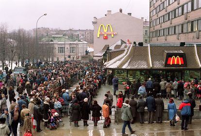 Soviet citizens outside the McDonald's that opened in Moscos on January 31, 1990.