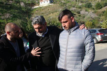 Juan José Cortés (c), who lost a child in a high-profile murder case in 2008, comforts Julen’s father (r).