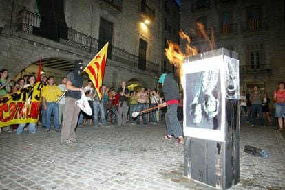 A photograph of the Spanish royals gets burnt in Girona in 2007.