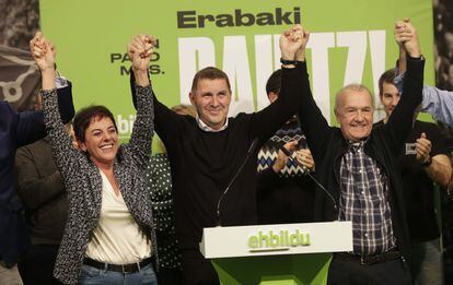 The leader of the Basque nationalist party EH Bildu, Arnaldo Ortegi (center), celebrates with the candidate from Alava province, Iñaki Ruiz de Pinedo, and the candidate from Gipuzkoa, Mertxe Aizpurua, after the election results were announced.