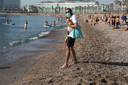 A man wearing a mask on Barceloneta beach today.