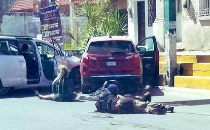 Cuatro personas en el suelo durante el tiroteo en Matamoros del pasado viernes, en una fotografía divulgada en redes sociales.