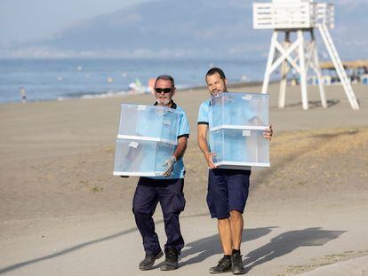 Carrying ballot boxes to the polling stations in Rincón de la Victoria (Málaga) on Saturday.