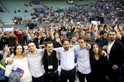 Pablo Iglesias (center in white shirt) surrounded by other Podemos leaders at the party assembly this weekend.
