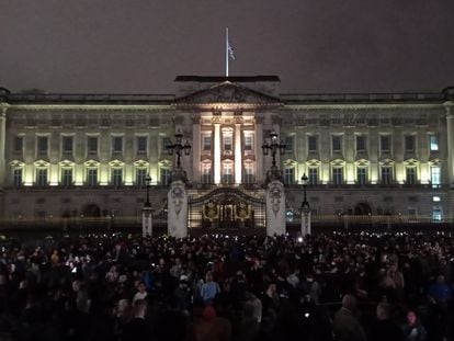 Thousands of people approached Buckingham Palace on Thursday after learning of the death of Queen Elizabeth II