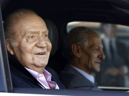 King Juan Carlos smiles as he is driven from Hospital Quir&oacute;n on Tuesday.