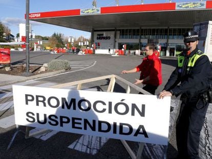 &quot;Offer suspended,&quot; reads this sign, as police close of the gas station offering free fuel.