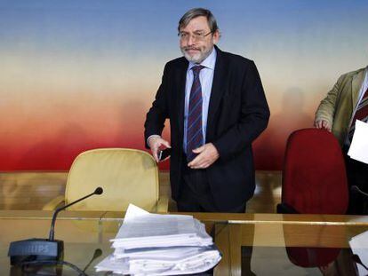 The Socialist Party spokesman for Madrid City Council, Jaime Lissavetzky (l), at the Madrid Arena hearings