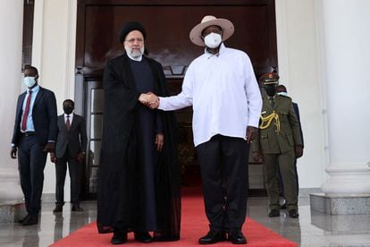 Iranian President Ebrahim Raisi meets with Ugandan President Yoweri Museveni