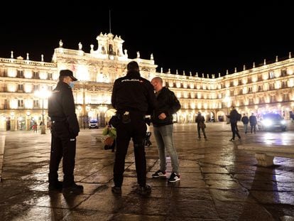 Police officers enforcing new curfew rules in Salamanca.