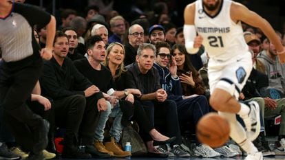 Christine Taylor, Ben Stiller, Pete Davidson and Emily Ratajkowski in the first row of Madison Square Garden, during a game between the Memphis Grizzlies and the New York Knicks, on November 27, 2023.