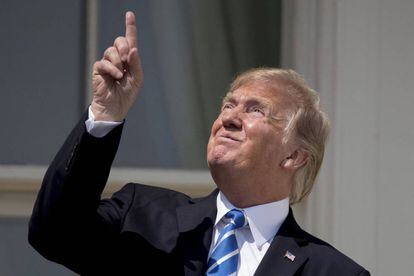 US President Donald Trump watches the eclipse without eye protection.