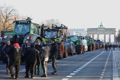 German farmers put Scholz's government on the ropes with a week of protests | International | EL PAÍS English