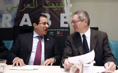 Alberto Ruiz-Gallard&oacute;n with the secretary general of the King Abdullah bin Abdulaziz International Center for Dialogue, Faisal bin Abdul Rahman Al-Muammar, on Thursday. 