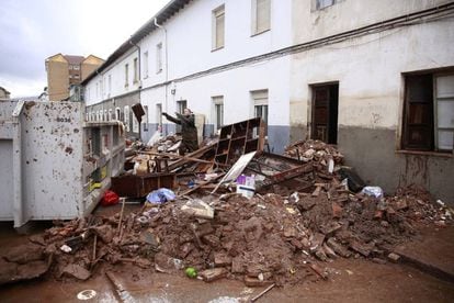 A local in Reinosa clears out the damage left by the storm.