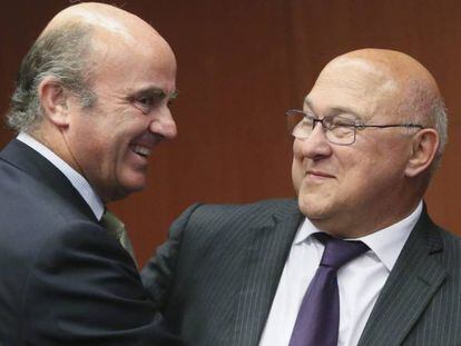 Spanish acting economy minister Luis de Guindos (left) with French counterpart Michel Sapin.