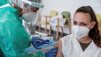 A worker gets vaccinated at the Sa Serra care home in Sant Antoni de Portymany (Ibiza).