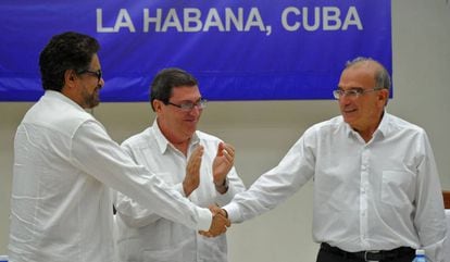 Iván Márquez and De la Calle shake hands in front of Cuban foreign minister Bruno Rodríguez.