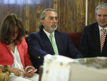 Gürtel mastermind Francisco Correa (center) at the trial.