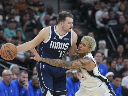 Jeremy Sochan of the San Antonio Spurs tries to grab the ball from Luka Dončić of the Dallas Mavericks in a game last week.