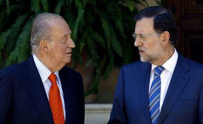 King Juan Carlos (l) meets with Rajoy on Tuesday.