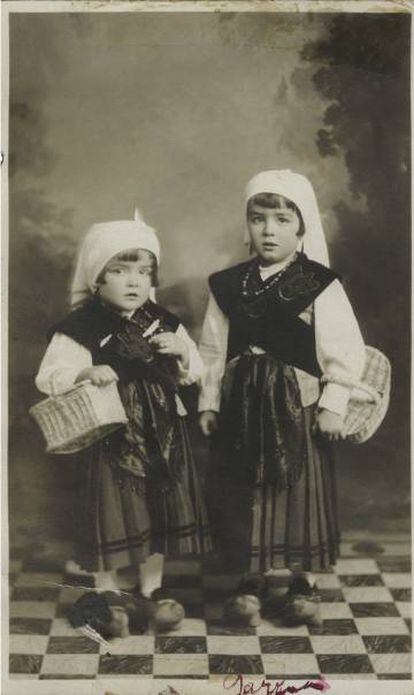 The daughters of a couple from Asturias who migrated to New York.
