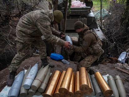 Ukrainian soldiers prepare self-propelled howitzer shells in Chasiv Yar, in the Donetsk region, Ukraine, Thursday, May 11, 2023.